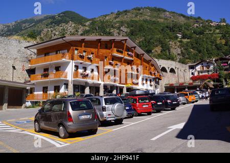 Vinadio, Piemont (Italien): Blick auf die zentrale Piazza Vittorio Veneto Stockfoto