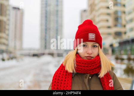 Portrait Mädchen Teenager Red hat Winterstadt. Stockfoto