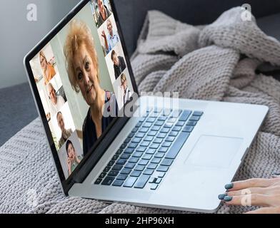 Bildschirm Computeransicht fokussierte selbstbewusste Frau hält Geschäftsverhandlungen Videoanruf von zu Hause, diskutiert Partnerschaftsbedingungen online, Beratung Stockfoto