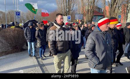 Eine Demonstration des Aktionsbündniss Oberlausitz gegen die Corona-Maßnahmen der Bundesregierung auf dem Schützenplatz und im Stadtgebiet. Bautzen, 1 Stockfoto