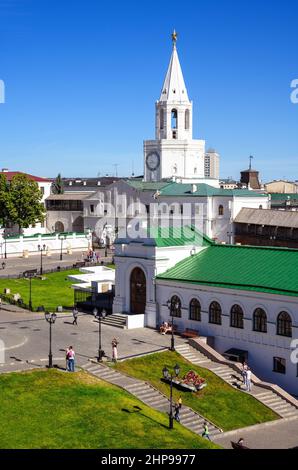 Kasan, Russland - 18. Jun 2021: Im Kasan Kreml im Sommer, Tatarstan. Es ist ein historisches Wahrzeichen von Kazan. Vertikale Ansicht von alten Häusern, Menschen und w Stockfoto