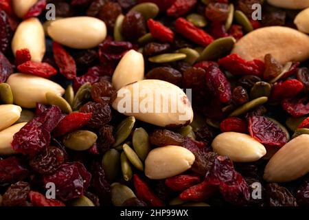 Gesunder Trail Mix Snack aus Nüssen und getrockneten Früchten Stockfoto