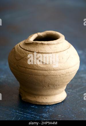 Vorbereitung einer kleinen Tonvase.handgefertigt. Töpferei. Stockfoto