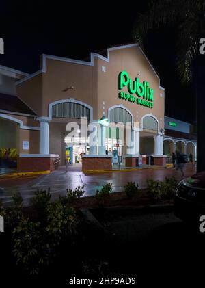 Kissimmee, Florida - 8. Februar 2022: Vertikale Nachtansicht des Publix Supermarket Building Außenansicht. Stockfoto