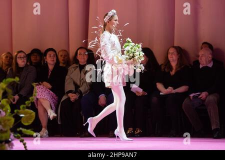 London, Großbritannien. 19. Februar 2022. Model Lila Grace Moss Hack auf dem Laufsteg während der Richard Quinn Fashion Show in der Lindley Hall, London, während der London Fashion Week 2022. Bilddatum: Samstag, 19. Februar 2022. Bildnachweis sollte lauten: Matt Crossick/Empics/Alamy Live News Stockfoto