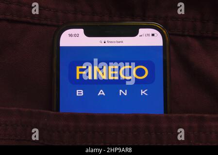 KONSKIE, POLEN - 18. Februar 2022: Das Logo der Fineco Bank wird auf dem Mobiltelefon in der Jeans-Tasche versteckt angezeigt Stockfoto