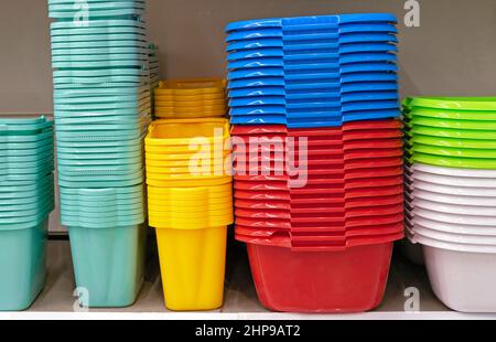 Stapel von bunten Plastikeimern und -Becken. Stockfoto