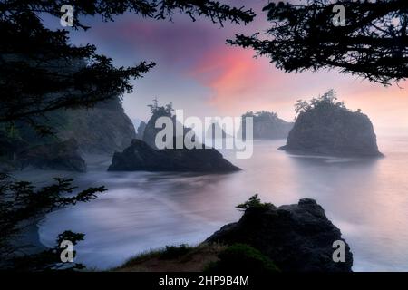 Rocky Shoreline und Sonnenaufgang im Samuel boardman State Park, Oregon Stockfoto