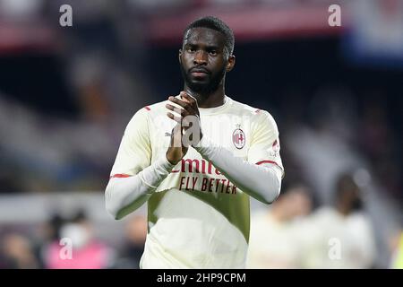 Salerno, Italien. 19th. Februar 2022. Fikayo Tomori vom AC Mailand begrüßt seine Anhänger während des Serie-A-Spiels zwischen US Salernitana 1919 und AC Mailand am 19. Februar 2022 im Stadio Arechi, Salerno, Italien. Kredit: Giuseppe Maffia/Alamy Live Nachrichten Stockfoto