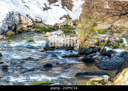 Takayama, Japan Shinhotaka Seilbahnansicht im Frühling schmelzenden Schnees auf dem Flusswasser des Baches in der Präfektur Gifu Japanische Alpen Berge ländliche Gräfin Stockfoto