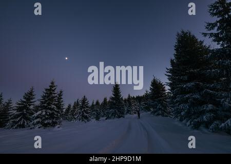 Ein Schild an der Seite eines schneebedeckten Hanges Stockfoto