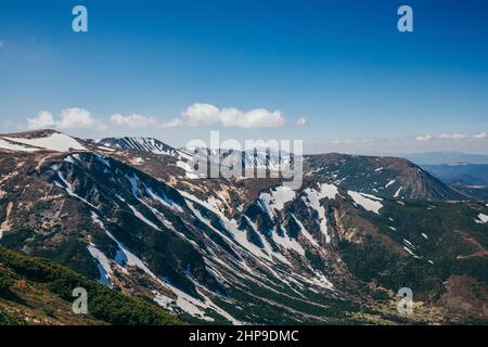 Ein Blick auf einen schneebedeckten Berg Stockfoto