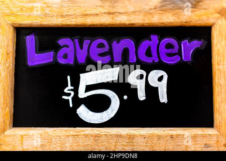 Lila Farbe Zeichen Nahaufnahme von Hand für Lavendel Pflanze in Kreide mit weißen Zahlen für Preis und Holzrahmen im Ladenmarkt geschrieben Stockfoto