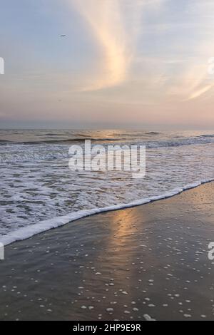 Myrtle Beach, South Carolina sanftes, pastellfarbenes Abenddämmerungslicht mit Atlantischem Meer und farbenprächtiger, rosa gelber Sonneneinstrahlung am Wasserhorizont A Stockfoto