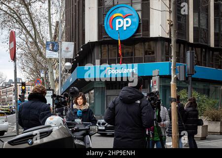 Madrid, Spanien. 19th. Februar 2022. Hauptquartier der wichtigsten Oppositionspartei in Spanien, Partido Popular (PP), in Frage gestellt von der schweren internen Krise zwischen Pablo Casado und Isabel Díaz Ayuso. © ABEL F. ROS/ Alamy Live News Stockfoto