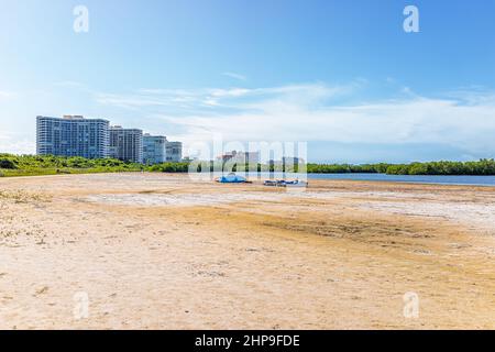 Tigertail Beach Zugang Lagune an sonnigen Sommertag tropische Landschaft Marco Island mit Küstengebäuden Stadtbild von Naples Florida Collier County Stockfoto