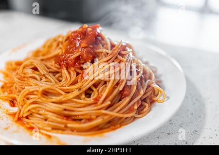 Rote Tomatensauce Spaghetti Pasta Nudeln Nahaufnahme auf dem Teller in Marinara-Sauce mit heißem Dampf aufgehen Stockfoto