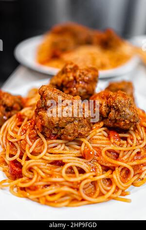 Rote Tomatensauce Spaghetti Pasta Nudeln Nahaufnahme vertikale Ansicht auf zwei Platten mit Hackfleischbällchen auf dem Teller in Marinara-Sauce Stockfoto