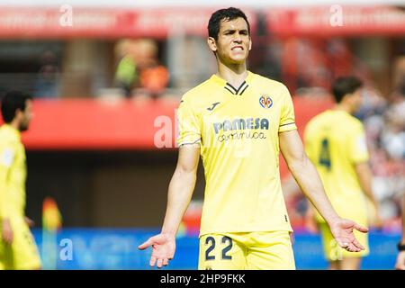 Granada, Spanien. 19th. Februar 2022. Aissa Mandi von Villarreal CF gesehen während des La Liga Santander 2021/2022 Spiels zwischen Granada CF und Villarreal CF im Nuevo Los Carmenes Stadion.Endstand Granada CF 1:4 CF Villarreal CF. Kredit: SOPA Images Limited/Alamy Live Nachrichten Stockfoto