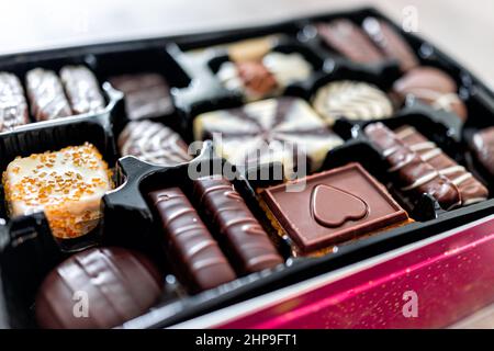 Europäische Schokoladenkekse Box Seitenansicht Nahaufnahme mit Trüffeln Gourmet-Milch weiß und dunkel Süßigkeiten Paket verschiedenen Formen Vielfalt Stockfoto