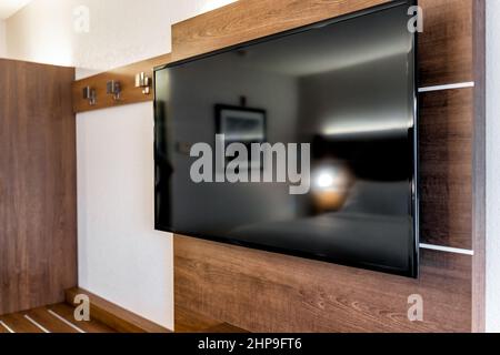 Tisch oder Stuhl im Schlafzimmer Studio oder Hotel Suite Zimmer mit Holz modernen Stil Design und niemand im Haus mit tv-Fernseher an der Wand montiert und r Stockfoto