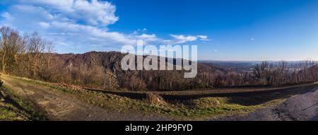 Vertouit - Vue panoramique de la vallée de la Vézère depuis la table d'Orientation Stockfoto