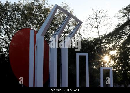 Dhaka, Bangladesch. 19th. Februar 2022. Das Central Shahid Minar (Mausoleum der Sprachbewegung), das von Studenten und Lehrern der bildenden Künste Bangladeschs während des bevorstehenden Tags der Sprachmärtyrer und der Vorbereitungen zum Internationalen Tag der Muttersprache gemalt wurde. In Bangladesch wird der Tag der Sprachmärtyrer zum Gedenken an diejenigen begangen, die während der Proteste am 21. Februar ums Leben kamen. 1952 gegen die Entscheidung der Regierungen der damaligen pakistanischen Staaten, Urdu als Landessprache zu benennen, trotz der von Ostpakistan. Kredit: SOPA Images Limited/Alamy Live Nachrichten Stockfoto