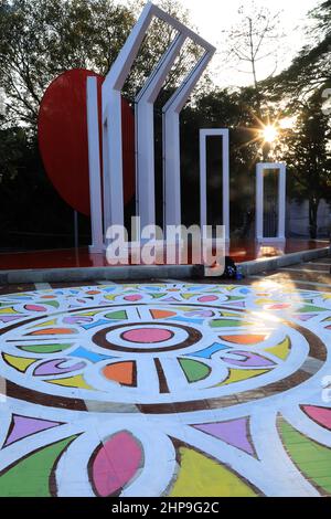 Dhaka, Bangladesch. 19th. Februar 2022. Das Central Shahid Minar (Mausoleum der Sprachbewegung), das von Studenten und Lehrern der bildenden Künste Bangladeschs während des bevorstehenden Tags der Sprachmärtyrer und der Vorbereitungen zum Internationalen Tag der Muttersprache gemalt wurde. In Bangladesch wird der Tag der Sprachmärtyrer zum Gedenken an diejenigen begangen, die während der Proteste am 21. Februar ums Leben kamen. 1952 gegen die Entscheidung der Regierungen der damaligen pakistanischen Staaten, Urdu als Landessprache zu benennen, trotz der von Ostpakistan. Kredit: SOPA Images Limited/Alamy Live Nachrichten Stockfoto