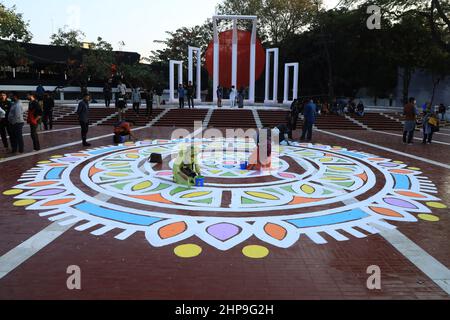 Dhaka, Bangladesch. 19th. Februar 2022. Studenten und Lehrer der bildenden Künste Bangladeschs malen das Central Shahid Minar (Sprachmovement Mausoleum) während des bevorstehenden Language Martyrs Day und der Vorbereitungen zum Internationalen Muttersprachentag.in Bangladesch wird der Language Martyrs Day an diejenigen erinnert, die während der Proteste am 21. Februar ums Leben kamen. 1952 gegen die Entscheidung der Regierungen der damaligen pakistanischen Staaten, Urdu als Landessprache zu benennen, trotz der von Ostpakistan. Kredit: SOPA Images Limited/Alamy Live Nachrichten Stockfoto