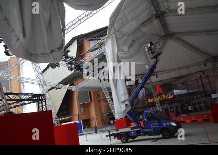 Baldachin vor dem Berlinale Film Festival Palast nach dem Sturm auf dem Marlene Dietrich Platz (Potsdamer Platz) in Berlin, Deutschland - 19. Februar 2022. Stockfoto