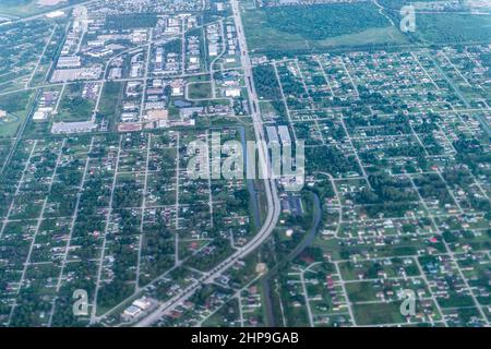 Flugzeugansicht aus dem Fenster der Stadt Fort Myers, Florida, USA, beherbergt Gebäude und Straßenautobahn in der morgendlichen Wohngegend Stockfoto