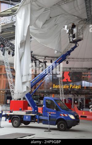 Baldachin vor dem Berlinale Film Festival Palast nach dem Sturm auf dem Marlene Dietrich Platz (Potsdamer Platz) in Berlin, Deutschland - 19. Februar 2022. Stockfoto