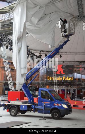 Baldachin vor dem Berlinale Film Festival Palast nach dem Sturm auf dem Marlene Dietrich Platz (Potsdamer Platz) in Berlin, Deutschland - 19. Februar 2022. Stockfoto