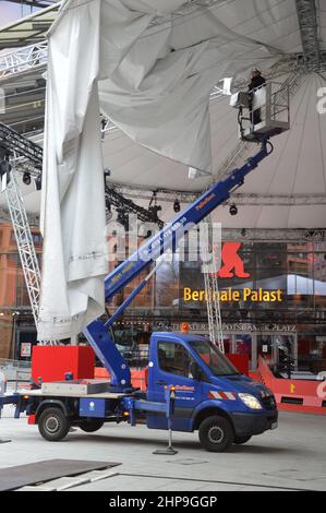 Baldachin vor dem Berlinale Film Festival Palast nach dem Sturm auf dem Marlene Dietrich Platz (Potsdamer Platz) in Berlin, Deutschland - 19. Februar 2022. Stockfoto