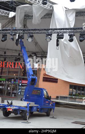 Baldachin vor dem Berlinale Film Festival Palast nach dem Sturm auf dem Marlene Dietrich Platz (Potsdamer Platz) in Berlin, Deutschland - 19. Februar 2022. Stockfoto