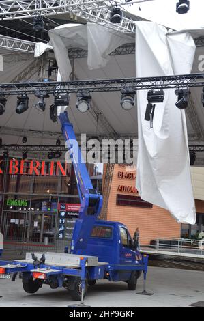 Baldachin vor dem Berlinale Film Festival Palast nach dem Sturm auf dem Marlene Dietrich Platz (Potsdamer Platz) in Berlin, Deutschland - 19. Februar 2022. Stockfoto