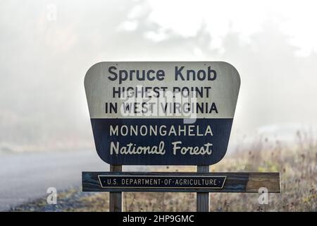 Schild in der Nähe von Fichte Knob West Virginia Nebel Herbst Saison durch leere Straße zum höchsten Punkt in Monongahela National Forest Appalachian Mount Stockfoto