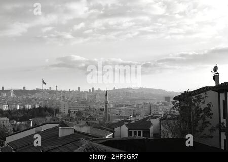 Alt und Neu - Blick auf Ankara (aufgenommen von der Spitze des Hamamönu in der Altstadt von Ankara) Stockfoto