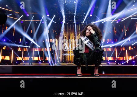 Rust, Deutschland. 19th. Februar 2022. Domitila Barros reagiert auf ihre Wahl zur 'Miss Deutschland'. Elf Kandidaten traten im Finale im Europa-Park um den Titel „Miss Deutschland“ an. Quelle: Philipp von Ditfurth/dpa/Alamy Live News Stockfoto