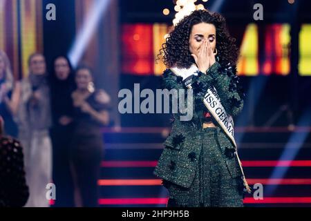 Rust, Deutschland. 19th. Februar 2022. Domitila Barros reagiert auf ihre Wahl zur 'Miss Deutschland'. Elf Kandidaten traten im Finale im Europa-Park um den Titel „Miss Deutschland“ an. Quelle: Philipp von Ditfurth/dpa/Alamy Live News Stockfoto