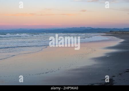 Abenddämmerung an einem Strand der Bay of Plenty in Neuseeland Stockfoto