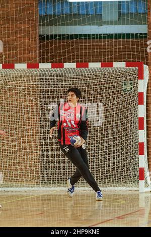 Malaga, Spanien. 19th. Februar 2022. Mercedes Castellanos in Aktion während der Liga Guerreras Iberdrola 2021/2022 Spiel zwischen Balonmano Malaga Costa del Sol und Super Amara Bera Bera in Ciudad Deportiva Carranque in Malaga gesehen. Endergebnis Malaga Costa del Sol 27:23 Super Amara Bera Bera. Kredit: SOPA Images Limited/Alamy Live Nachrichten Stockfoto