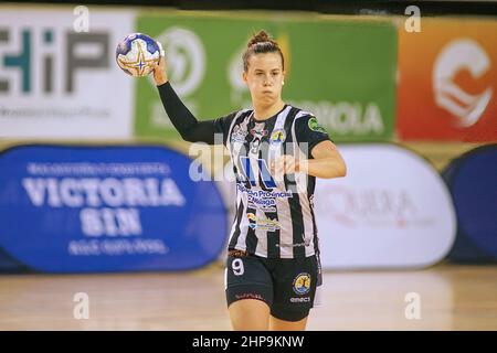 Malaga, Spanien. 19th. Februar 2022. Silvia Arderius in Aktion gesehen während der Liga Guerreras Iberdrola 2021/2022 Spiel zwischen Balonmano Malaga Costa del Sol und Super Amara Bera Bera in Ciudad Deportiva Carranque in Malaga. Endergebnis Malaga Costa del Sol 27:23 Super Amara Bera Bera. Kredit: SOPA Images Limited/Alamy Live Nachrichten Stockfoto