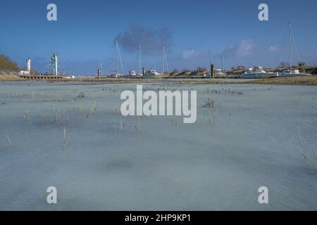 Le Port du Hourdel à marée Haute et ses bateaux amarrés. Le phare et la baie de Somme Stockfoto