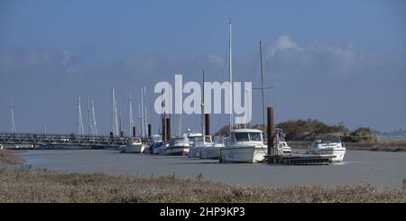 Le Port du Hourdel à marée Haute et ses bateaux amarrés. Le phare et la baie de Somme Stockfoto