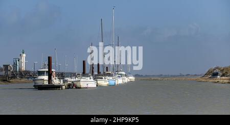 Le Port du Hourdel à marée Haute et ses bateaux amarrés. Le phare et la baie de Somme Stockfoto