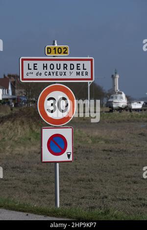 Le Port du Hourdel à marée Haute et ses bateaux amarrés. Le phare et la baie de Somme Stockfoto