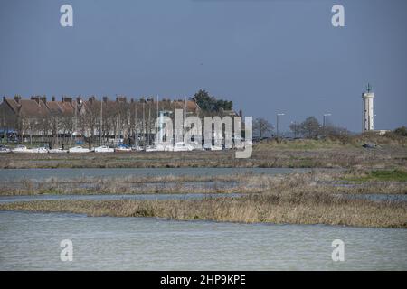 Le Port du Hourdel à marée Haute et ses bateaux amarrés. Le phare et la baie de Somme Stockfoto