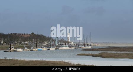 Le Port du Hourdel à marée Haute et ses bateaux amarrés. Le phare et la baie de Somme Stockfoto