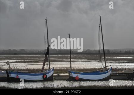 Le Port du Hourdel à marée Haute et ses bateaux amarrés. Le phare et la baie de Somme Stockfoto